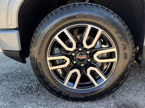 Used 2025 GMC Sierra 1500 AT4 w/ AT4 Premium Package AWD/4WD image 10