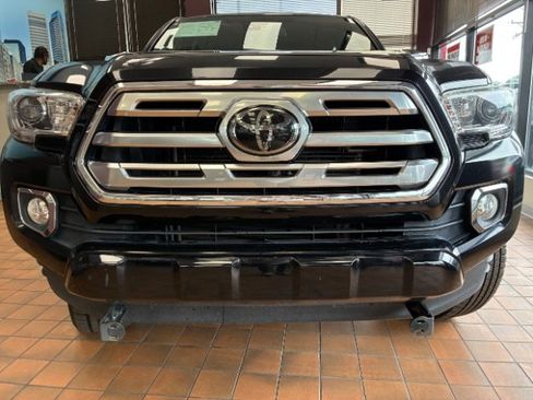 Used 2019 Toyota Tacoma Limited image 3