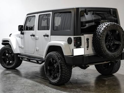 Used 2014 Jeep Wrangler Unlimited Sahara w/ Connectivity Group AWD/4WD image 12