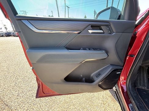 Used 2024 GMC Acadia AT4 w/ Luxury Package image 9