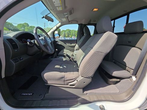 Used 2019 Nissan Frontier SV RWD image 3