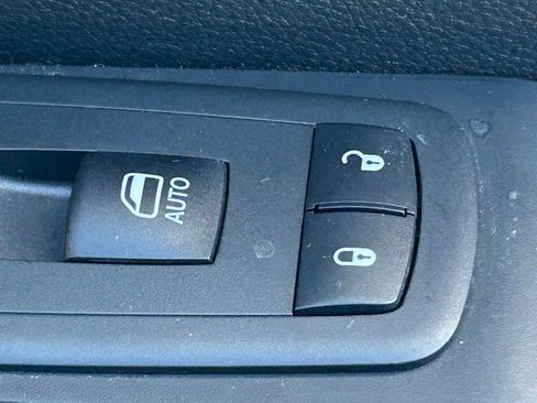 Used 2021 Chrysler Pacifica Touring-L w/ S Appearance Package image 39