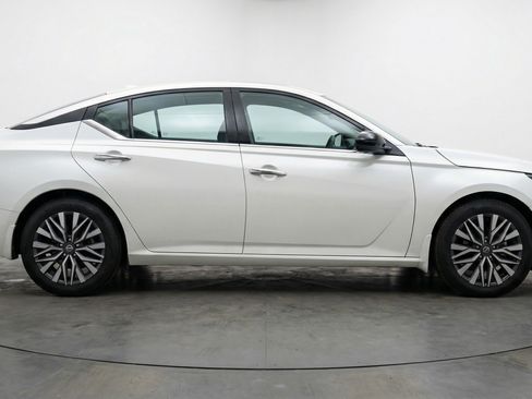 Used 2025 Nissan Altima 2.5 SV FWD image 11