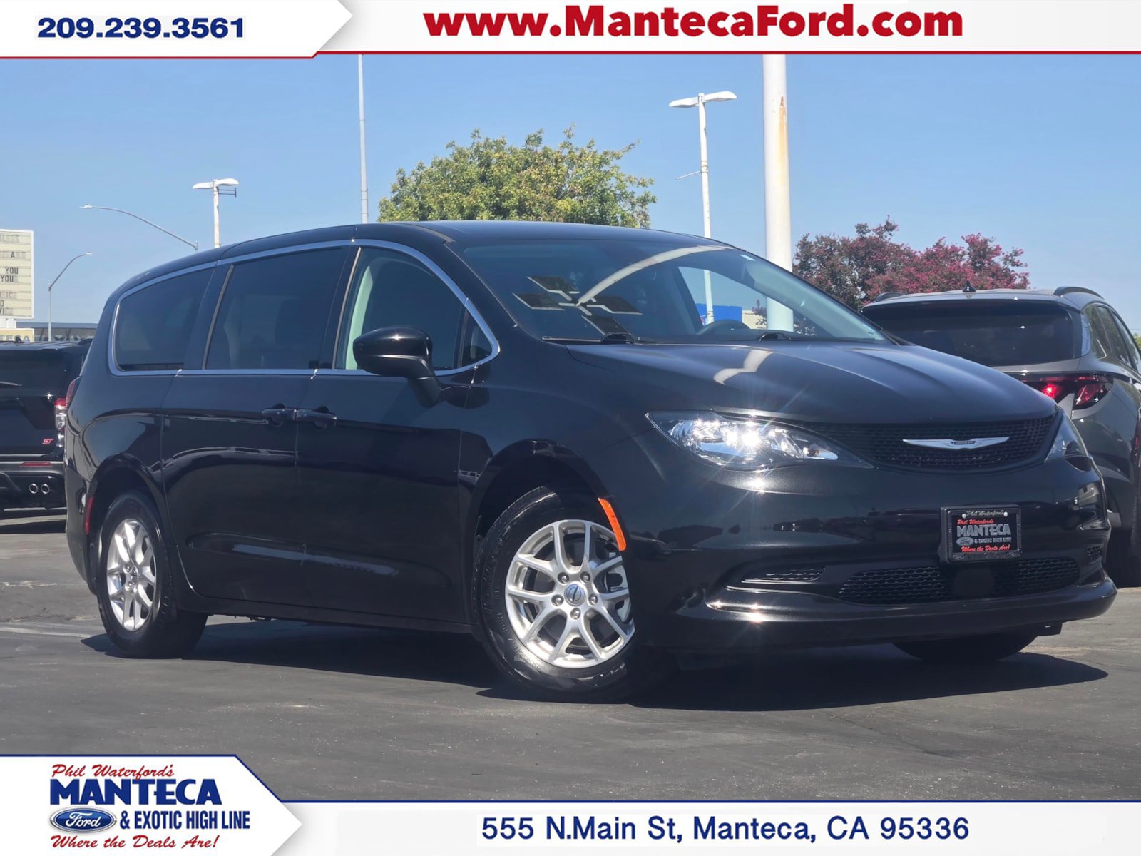 Used 2023 Chrysler Voyager LX FWD image 1