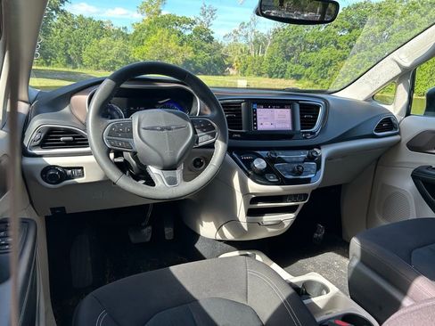 Used 2023 Chrysler Voyager LX FWD image 12