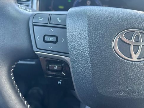 Used 2025 Toyota Camry SE w/ Convenience Package FWD image 16