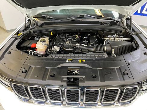 Used 2024 Jeep Grand Cherokee Limited AWD/4WD image 9