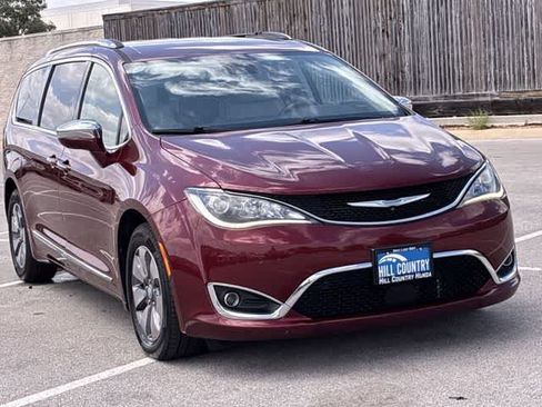 Used 2020 Chrysler Pacifica Limited w/ Advanced Safetytec Group FWD image 8
