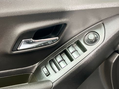 Used 2020 Chevrolet Trax LT w/ LT Convenience Package image 16