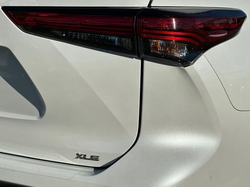 Used 2022 Toyota Highlander XLE FWD image 28