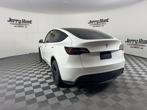 Used 2022 Tesla Model Y Long Range image 9