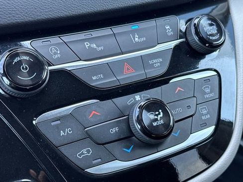 Used 2024 Chrysler Pacifica Touring-L image 32