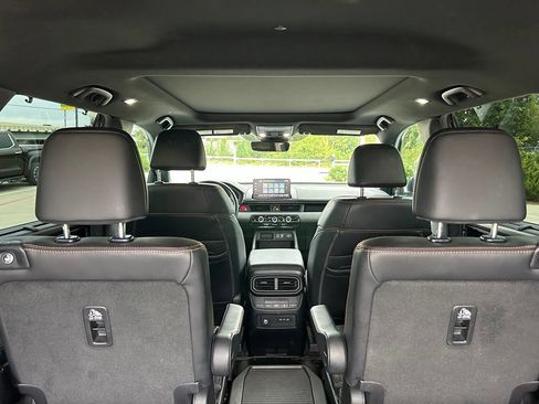 Used 2025 Honda Pilot TrailSport image 9