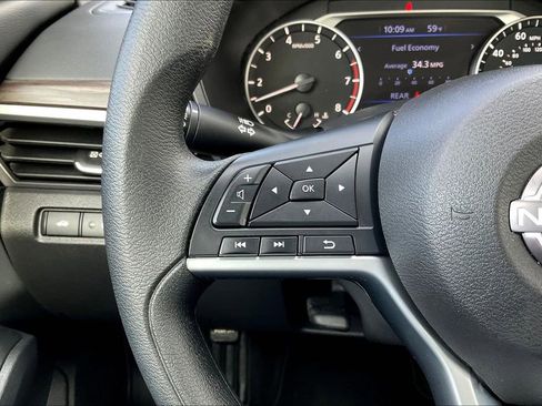 Used 2025 Nissan Altima 2.5 SV FWD image 11