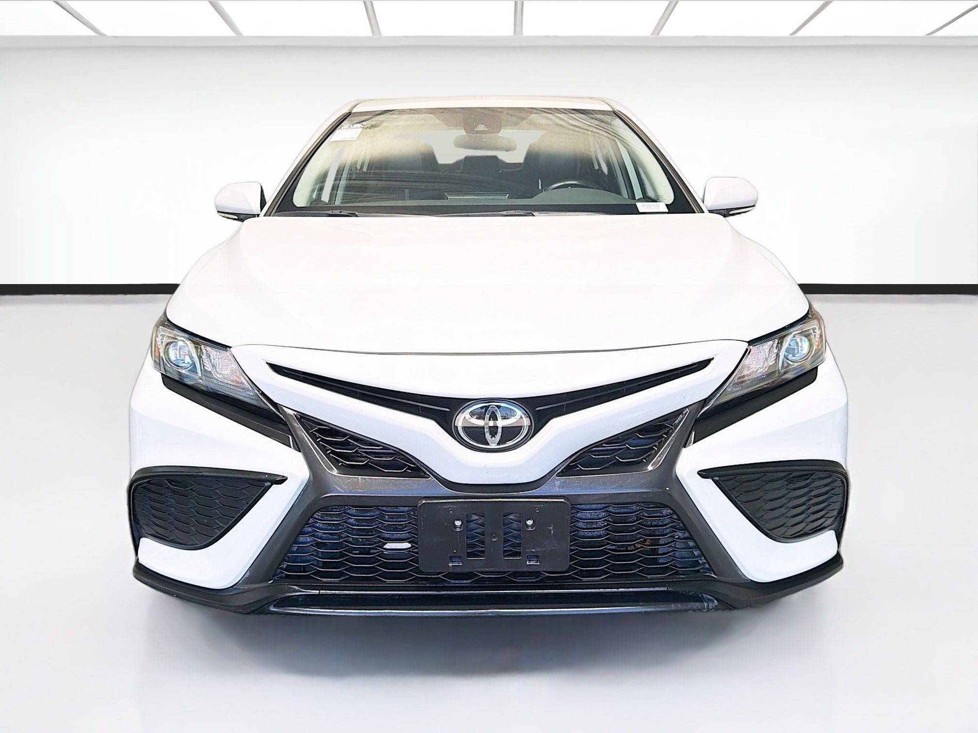 Used 2022 Toyota Camry SE FWD image 2