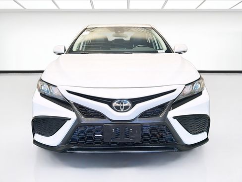 Used 2022 Toyota Camry SE FWD image 2