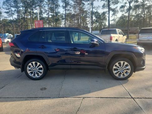 Used 2022 Toyota RAV4 XLE Premium image 9