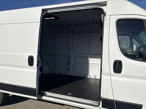 New 2025 RAM ProMaster 2500 w/ Quick Order Package 22G SLT image 10