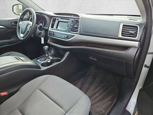Used 2018 Toyota Highlander LE FWD image 22