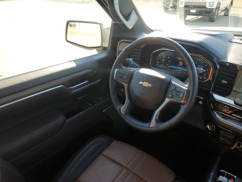 Used 2025 Chevrolet Silverado 1500 High Country w/ High Country Premium Package AWD/4WD image 17