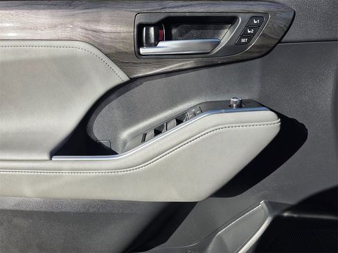 Used 2021 Toyota Highlander Limited image 17