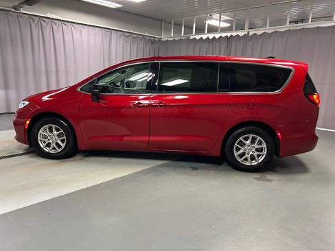 Used 2024 Chrysler Pacifica Touring-L image 4