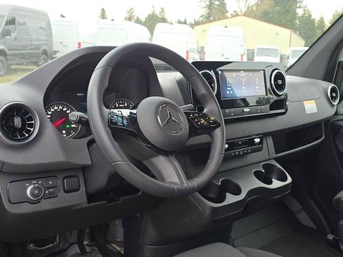 Used 2025 Mercedes-Benz Sprinter 2500 image 24
