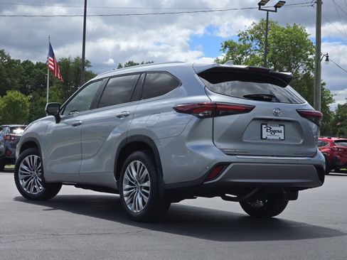 Used 2024 Toyota Highlander Platinum AWD/4WD image 5
