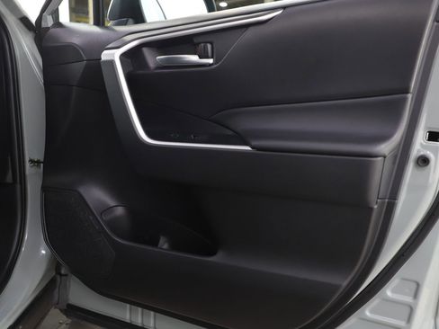 Used 2022 Toyota RAV4 XLE image 9