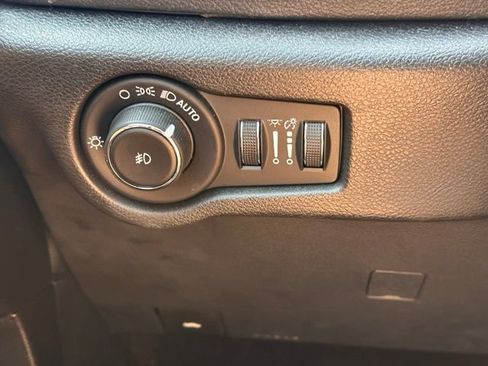 Used 2020 Chrysler Pacifica Limited w/ Advanced Safetytec Group FWD image 17