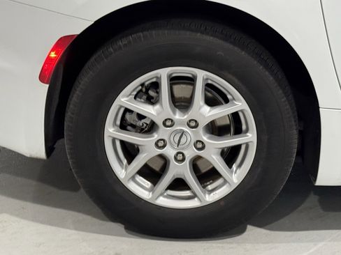 Used 2024 Chrysler Pacifica Touring-L image 21