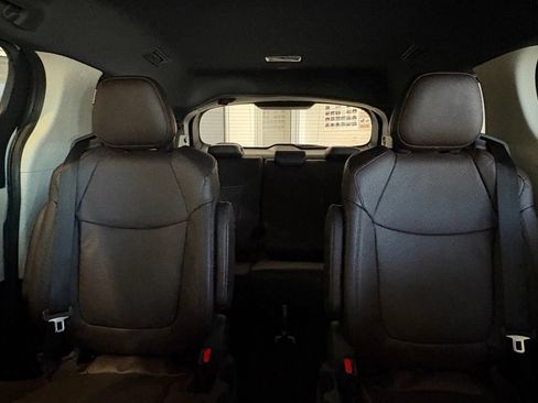 Used 2024 Toyota Sienna Platinum AWD/4WD image 16
