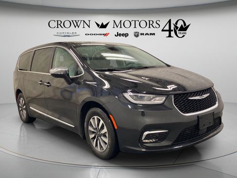 Used 2023 Chrysler Pacifica Limited w/ Uconnect Theater Family Group FWD image 9