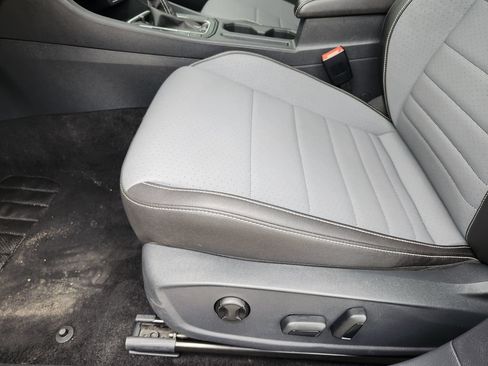 Certified 2025 Volkswagen Jetta SE FWD image 16