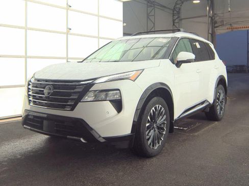 Used 2025 Nissan Rogue Platinum image 3