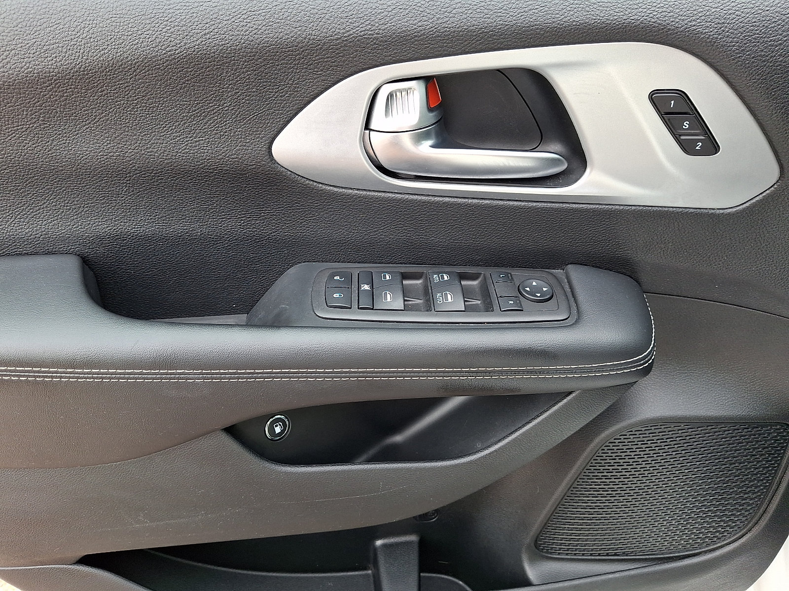 Used 2024 Chrysler Pacifica Limited FWD image 13