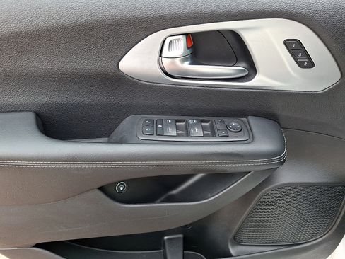 Used 2024 Chrysler Pacifica Limited FWD image 13