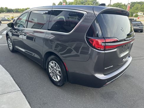 Used 2023 Chrysler Pacifica Touring-L FWD image 6
