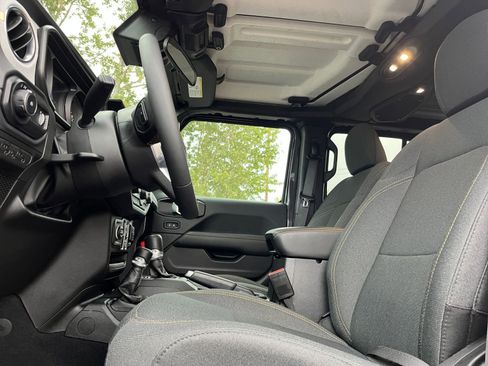 Used 2025 Jeep Wrangler Sahara image 25