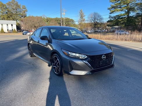 Used 2025 Nissan Sentra SR w/ SR Premium Package image 4