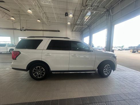 Used 2023 Ford Expedition XLT RWD image 2