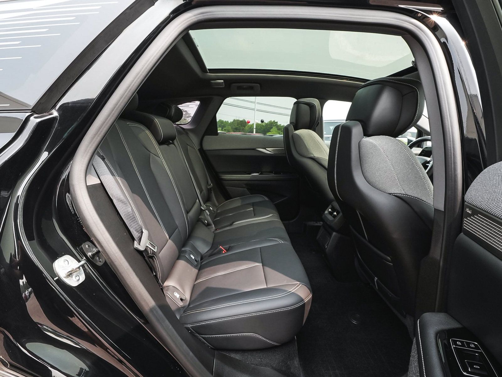 Used 2025 Cadillac Optiq Luxury 1 AWD/4WD image 44
