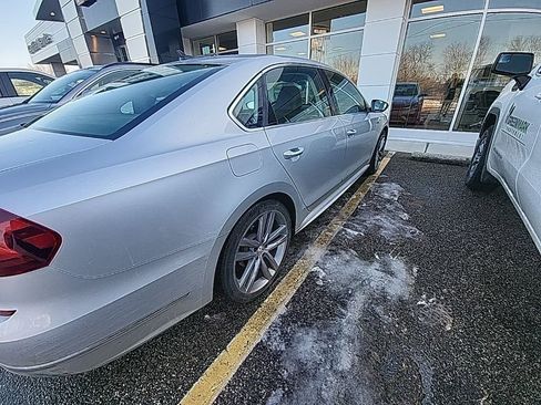Used 2019 Volkswagen Passat 2.0T SE R-Line image 9