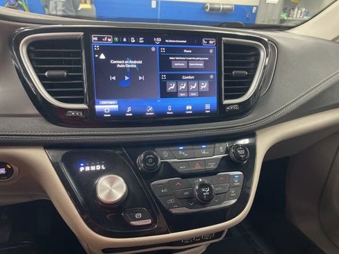 Used 2022 Chrysler Pacifica Touring-L FWD image 25
