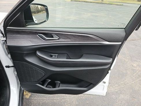 Used 2023 Jeep Grand Cherokee Limited w/ Luxury Tech Group II image 14