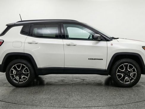 Used 2025 Jeep Compass Trailhawk AWD/4WD image 11