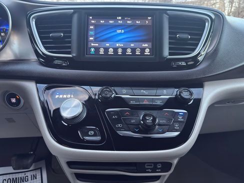 Used 2018 Chrysler Pacifica Touring-L image 34