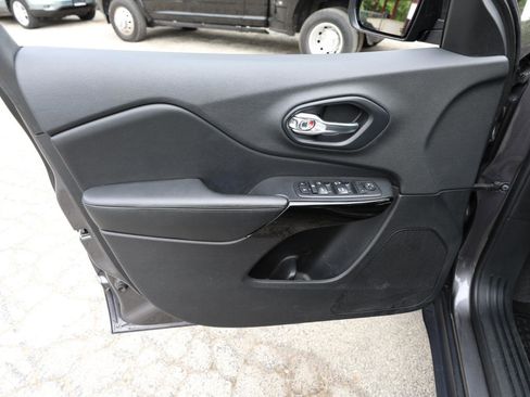 Used 2019 Jeep Cherokee Latitude Plus AWD/4WD image 17
