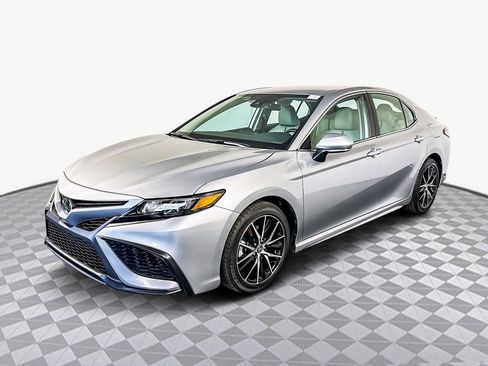 Used 2023 Toyota Camry SE image 4