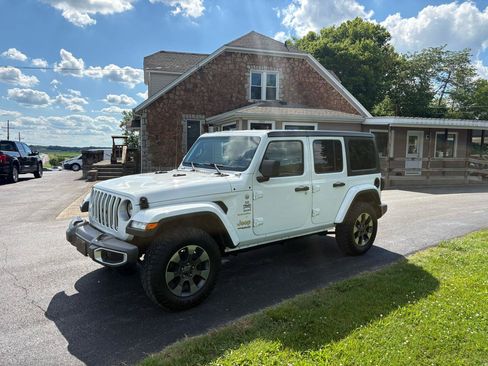 Used 2018 Jeep Wrangler Unlimited Sahara AWD/4WD image 1